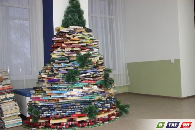 В Гае работники библиотеки построили 300-килограммовую елку из книг