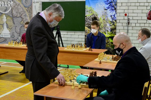 Химик из Невинномысска сыграл в шахматы с чемпионом мира Анатолием Карповым