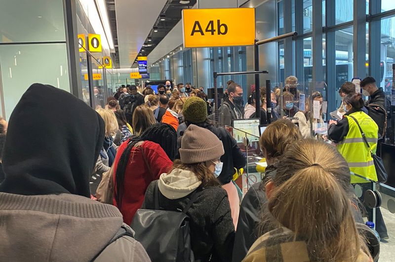 Пассажиры в аэропорту Хитроу после того, как рейс в Дублин был отменен.