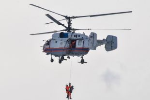 Вертолёт Ка-32 Московского авиационного центра на учениях в поселении Клёновское.
