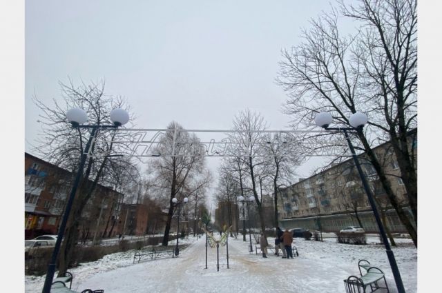 Сквер на улице Ломоносова в Смоленске подготовили к Новому году