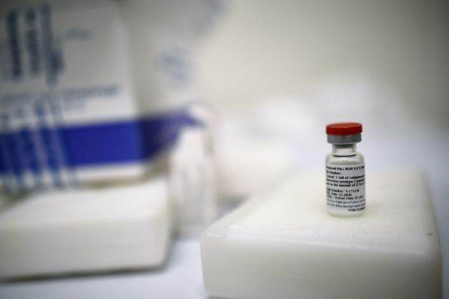 Ампула с вакциной «Гам-КОВИД-Вак» (торговая марка «Спутник V») в Национальном центре эпидемиологии и микробиологии имени Н. Гамалеи в Москве.