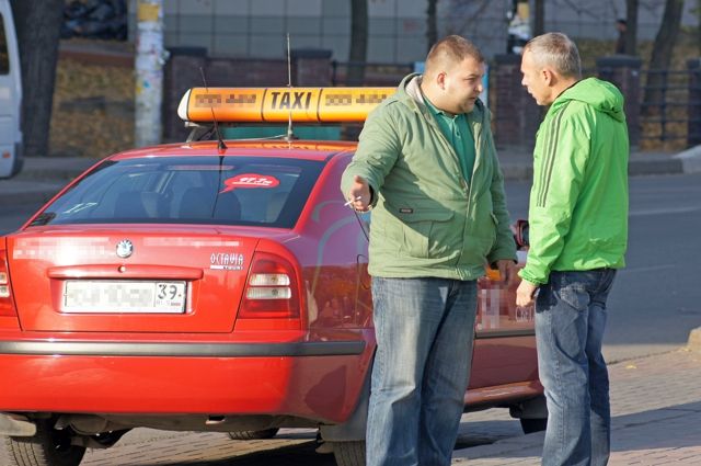 В Брянске пьяный пассажир разбил стекла такси
