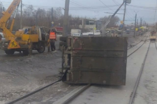 Опрокинувшийся грузовик заблокировал движение трамваев в Челябинске