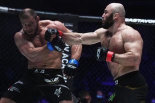 Иван Штырков и Магомед Исмаилов (слева) в поединке на турнире Absolute Championship Akhmat (ACA) 115.