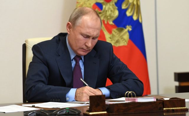 Путин одобрил идею «ЕР» удвоить выплаты медикам на праздники