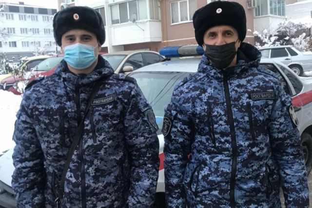 В Крымске росгвардейцы помогли владелице загоревшегося автомобиля