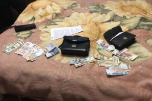 В Киеве задержали фальшивомонетчиков, сбывавших поддельные доллары и гривны.