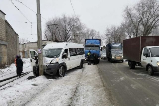 В Самаре на ул. Олимпийской микроавтобус врезался в столб