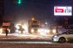 Мэр Новосибирска Анатолий Локоть рассказал о борьбе с пробками в городе. Уже несколько дней из-за снегопада Новосибирск погружается в 9-балльные пробки даже не в часы пик.