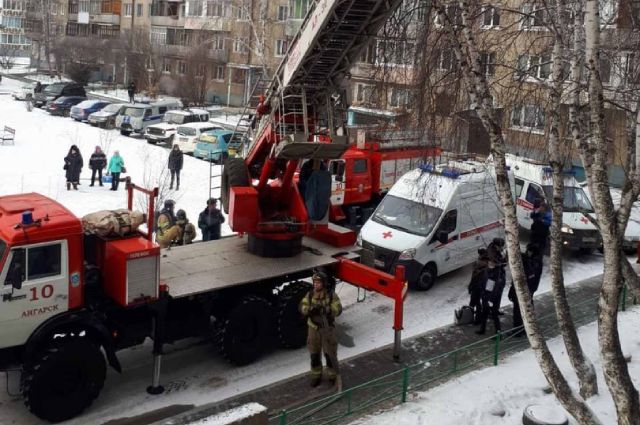 Пожарные спасли 4 человек из горящей многоэтажки в Ангарске