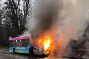 Во Львове во время движения загорелся автобус с пассажирами.