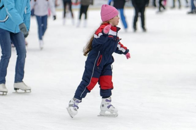 Оренбургские единороссы помогли запустить сельский хоккейный корт.