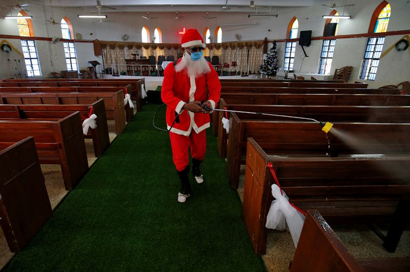 Дезинфекция церкви перед рождественскими праздниками в Ахмедабаде, Индия.