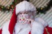 Санта-Клаус в медицинской маске.