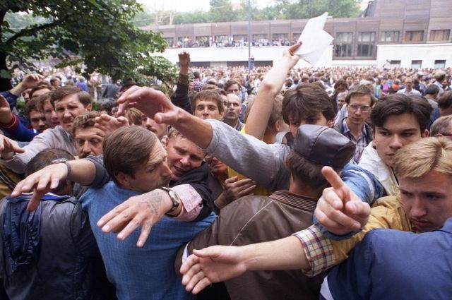 Народ утратил веру в советский строй.