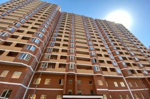 В 2011 году строительство 21-этажного дома было заморожено