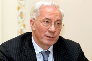 Суд ЕС снял санкции с Азарова.