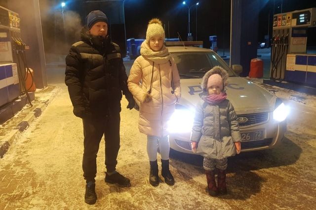 На тюменской трассе автоинспекторы помогли отцу с двумя детьми