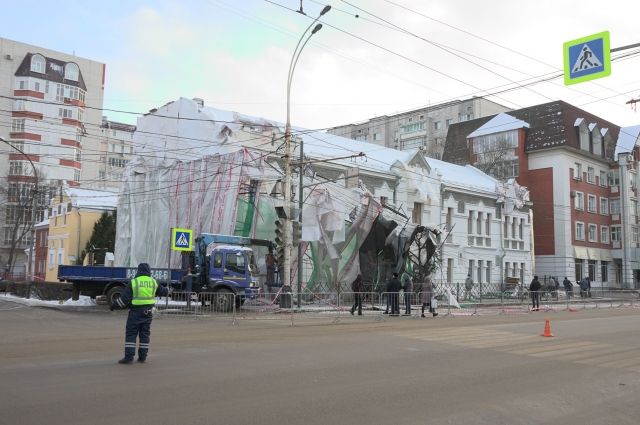 В Тамбове на улице Советская упали строительные леса