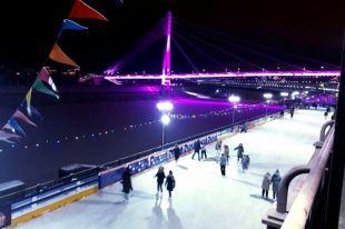На набережной в Тюмени открыли каток