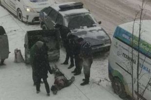В центре Харькова обнаружили труп мужчины в мусорном баке.
