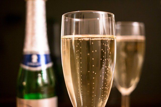 Группа ВТБ: жители СКФО уменьшили траты на шампанское перед Новым годом