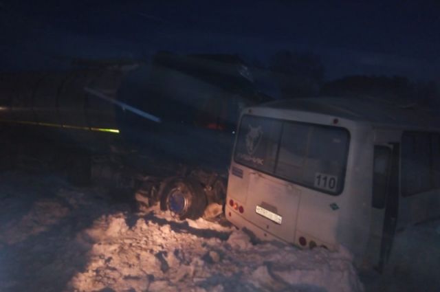 Мужчина погиб в ДТП пассажирского автобуса с грузовиком под Новосибирском