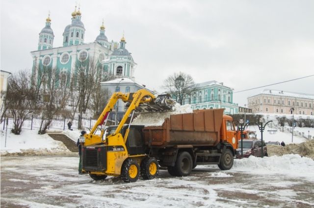 Последствия снегопада устраняют в городе Смоленске