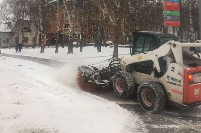 Дороги Ульяновска чистят 78 машин, скверы и площади – 9 тракторов