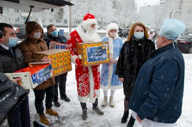 Дед Мороз и Снегурочка передали Псковской детской больнице 150 кг фруктов