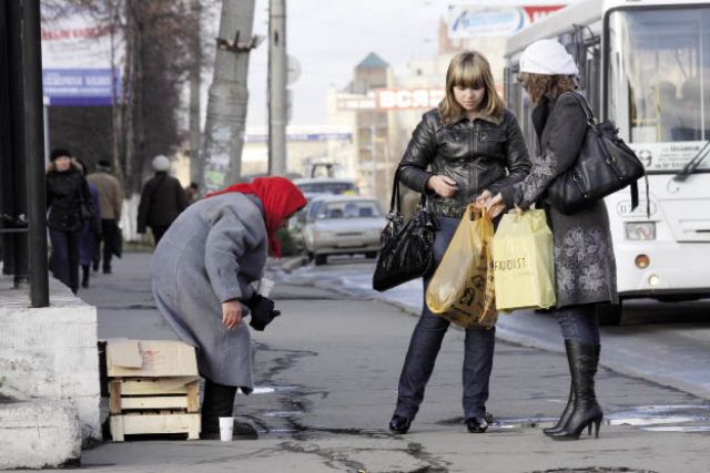 При доходе менее 16 тысяч в месяц можно ждать помощи в Ростовской области