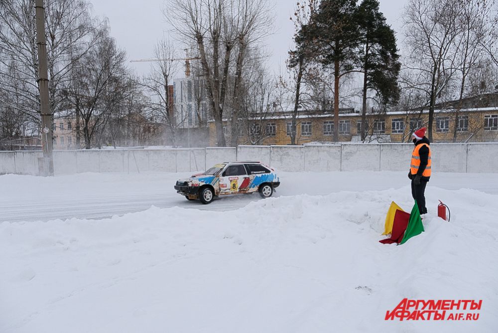 Финал автомобильных гонок на льду «Трек 400» 2020.