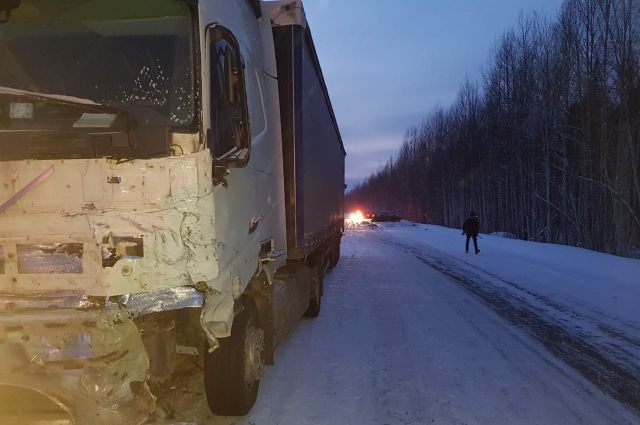Водитель погиб после столкновения с фурой на трассе в Иркутской области