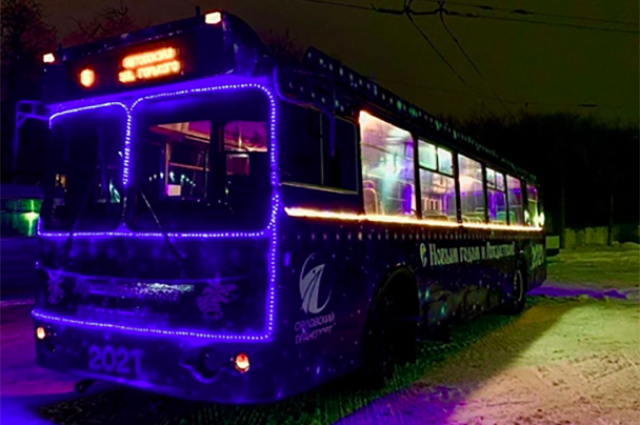 В Орле пустили по улицам новогодний трамвай и троллейбус