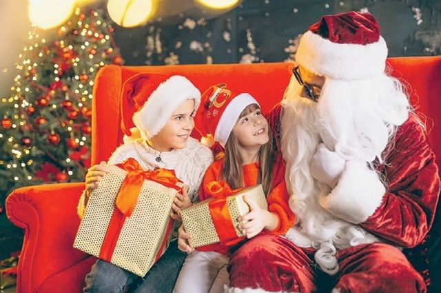 В Гдове дети медицинских работников получили подарки от Деда Мороза