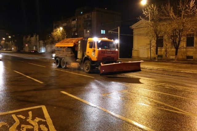 В Ростове с гололедицей борются свыше 120 единиц техники