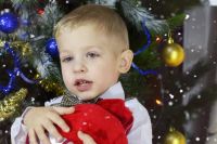 Чем опасна елка и новогодние игрушки для детей?