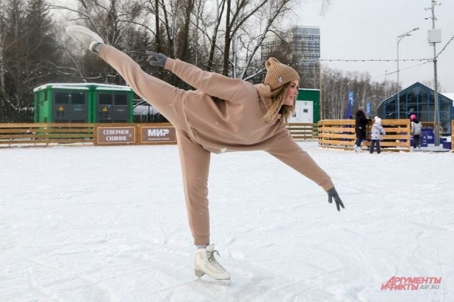Мисс Екатеринбург 2020 учит детей кататься на коньках в ЦПКиО