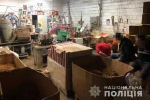 В Черниговской области разоблачили подпольное производство табачных изделий.