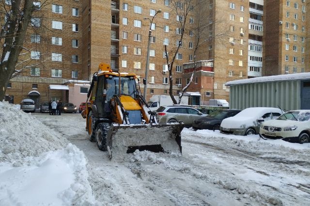Во дворах Самары усилена работа техники и кровельщиков по уборке снега