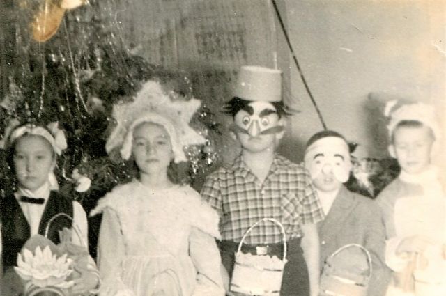 Даже на домашние новогодние праздники дети приходили в маскарадных костюмах, начало 1960-х годов.