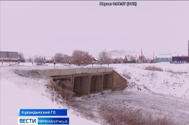 В оренбургском селе отремонтировали аварийный мост, который являлся спасительной дорогой в период паводков и единственным путепроводом для машин скорой помощи. 
