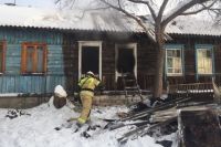 ​Четыре человека погибли при пожаре в Октябрьском районе Новосибирска. На месте ЧП работают пожарные. 