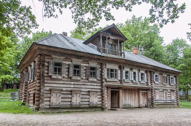 Дом Павловой - уникальный образец деревянного зодчества. Его сруб в ожидании реставрации месяцы лежал под открытым небом.