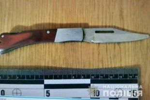 В Киеве мужчина с ножом ограбил прохожего.