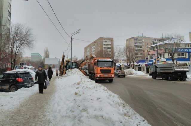 Бросать снег на проезжую часть в Оренбурге запрещено.