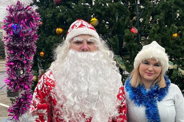 Сергей и Алёна в образах Деда Мороза и Снегурочки дарят подарки детям