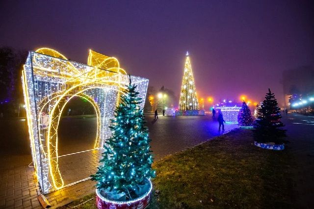 На главной площади Черкесска -  новогоднее настроение