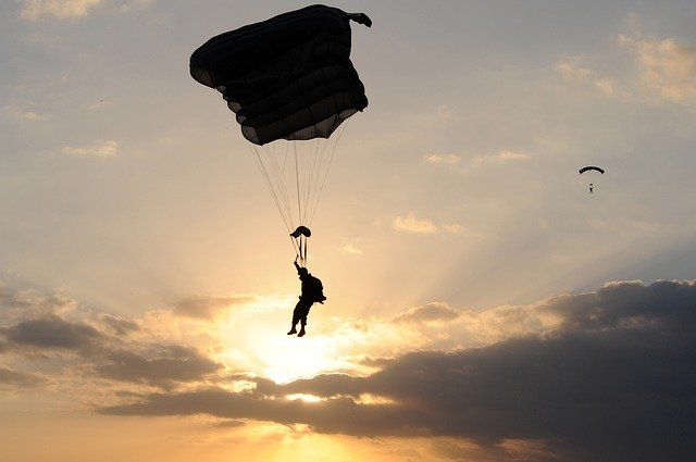 «Дан старт на вылет»: сотрудники МЧС прыгнули с парашютом с высоты 1200 м